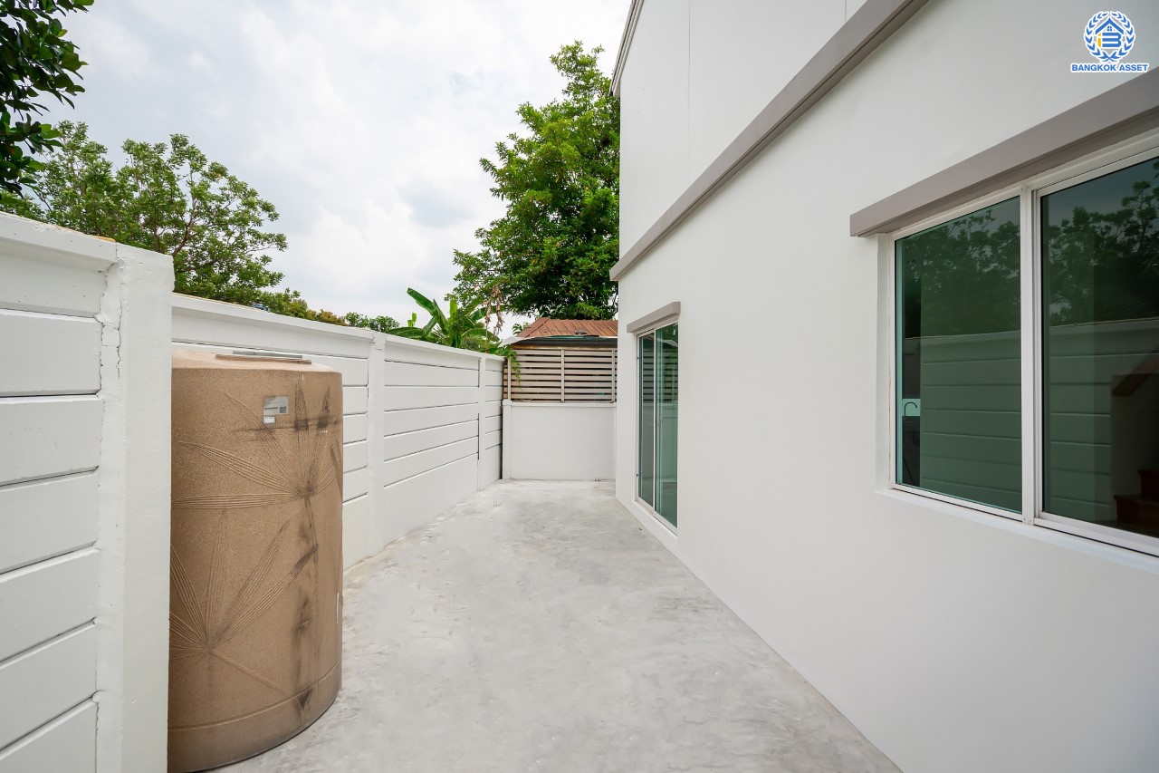 บ้านมือสองตกแต่งใหม่ ม.พลีโน่ ปิ่นเกล้า-ราชพฤกษ์ ทาวน์เฮ้าส์ 2 ชั้นหลังมุม เนื้อที่ 29.2 ตร.ว. ฟังก์ชันจัดเต็ม 3 ห้องนอน 2 ห้องน้ำ จอดรถได้ 1 คัน พร้อมพื้นที่ใช้สอย 148 ตร.ม. การเดินทางสะดวก ใกล้วงเวียนพระรามห้า, The Walk และจุดขึ้นทางด่วน "ศรีรัช"